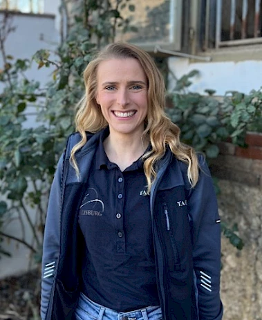 Corinna Hierl, Assistenztierärztin